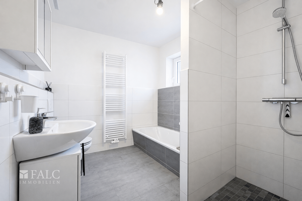 Badezimmer mit Wanne und Dusche 