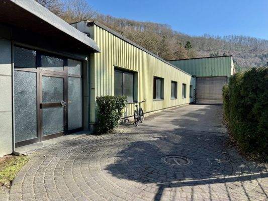 Eingang Verwaltung Bauteil 3 und Zufahrt Rolltor Bauteil 1