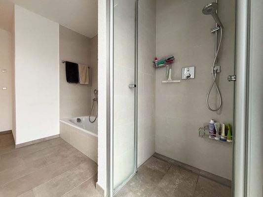 Badezimmer: Die bodentiefe Dusche ermöglicht den frischen Start in den Tag