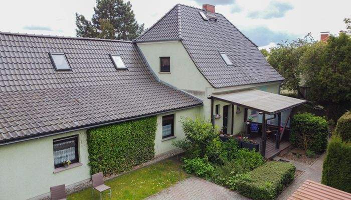 Ansicht mit Einliegerwohnung und Terrasse