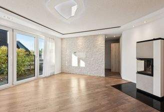 Wohnzimmer mit Kamin