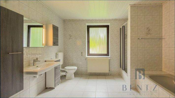 Badezimmer mit Dusche und Badewanne