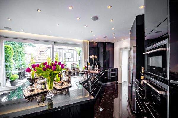 Viel Platz bietende Küche