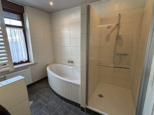Bad mit Dusche und Wanne