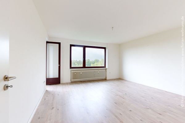 Wohn- und Esszimmer (22,28m²) mit Zugang zur Loggia und Südausrichtung.