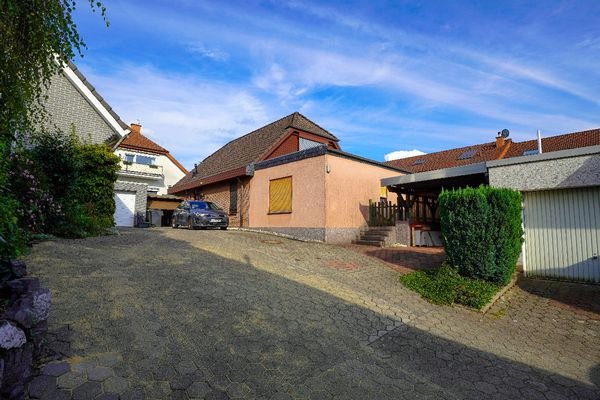 Zugang zum Haus und Garage