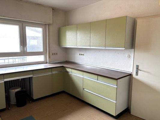 Aktuelle Küche mit Blick in den Innenhof