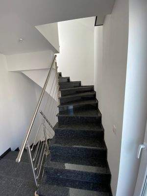 DG vermietete Wohnung - Treppenhaus mit hochwertigen Materialien