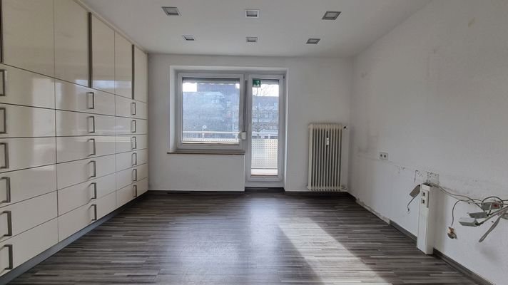 Empfangsbereich mit Schrank und Balkonzugang