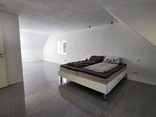 großzügiges Schlafzimmer
