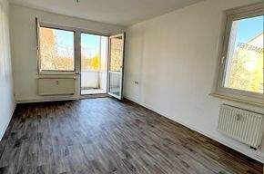 Wohnzimmer mit Balkon.jpg