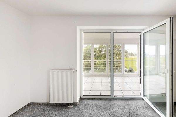 Schlafzimmer 1 mit verglasten Balkon 