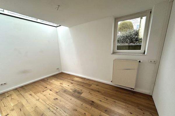 weiterer Hobbyraum mit Fenster und Lichtschacht KG