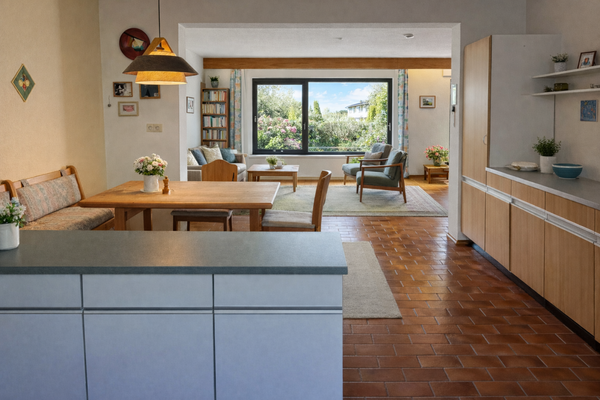 Blick von der Küche ins Wohnzimmer