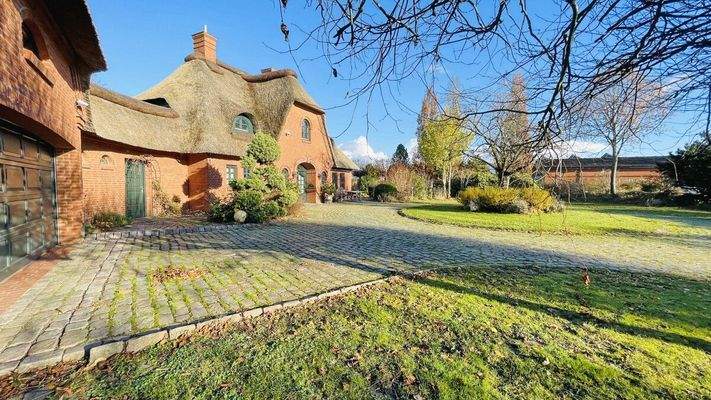 Auffahrt mit Doppelgarage