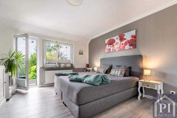 Schlafzimmer im Dachgeschoss mit Balkon