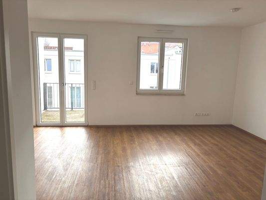 Wohnzimmer mit Balkonzugang