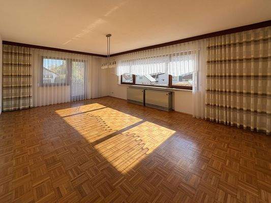 Wohnzimmer mit Zugang auf den Balkon