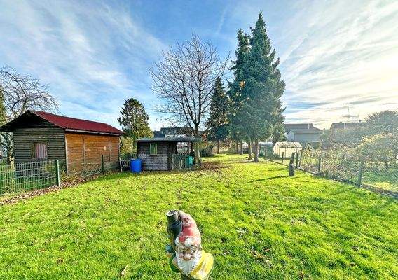 Mittlerer Gartenbereich mit Gartenhäußchen