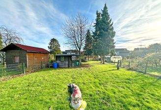 Mittlerer Gartenbereich mit Gartenhäußchen