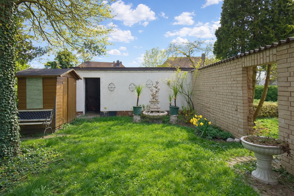 Gartenanlage mit Zugang zur Garage