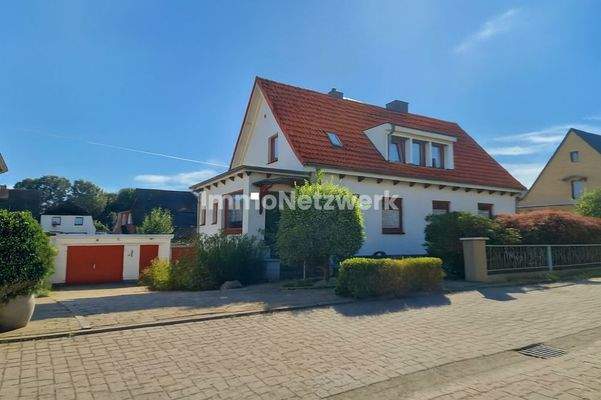 Haus frontal, Auffahrt