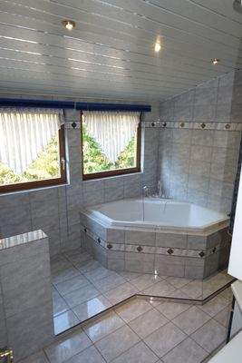 Bad mit Wanne im OG.