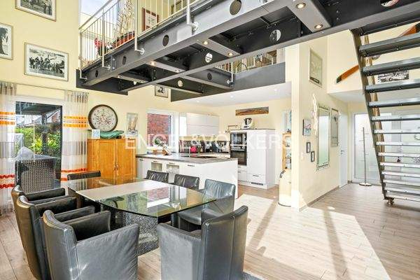 Essbereich mit moderner Einbauküche