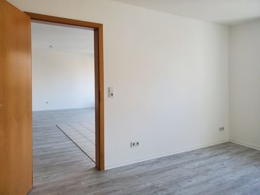 Schlafzimmer mit Blick zum Wohnen und Kochen.jpg