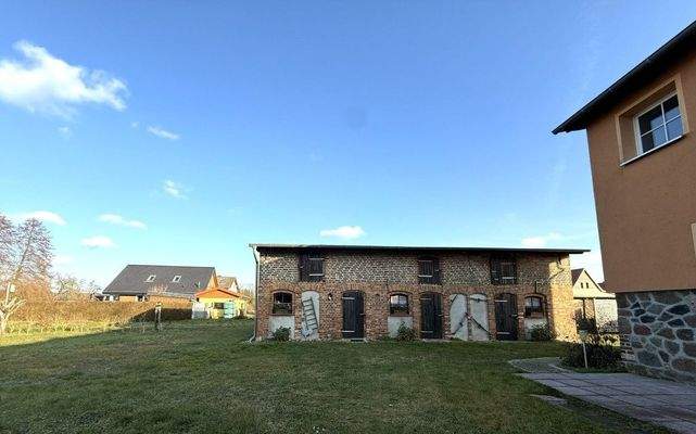 Gartenfläche / Abstellverschläge mit Dachboden 