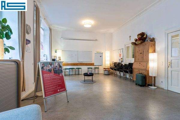 Ladenbereich mit großzügigen Schaufensterflächen