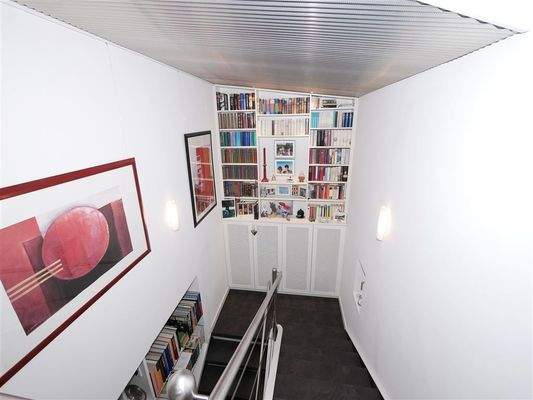 elegante Treppe zwischen OG und DG