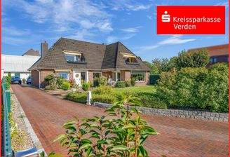 Zufahrt zum Haus, Garten und Eingang (KI-bearbeitet)