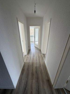 Moderner Flur mit Türen