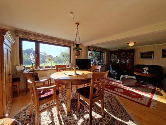 Wohn- und Essbereich mit Blick in den schönen Garten