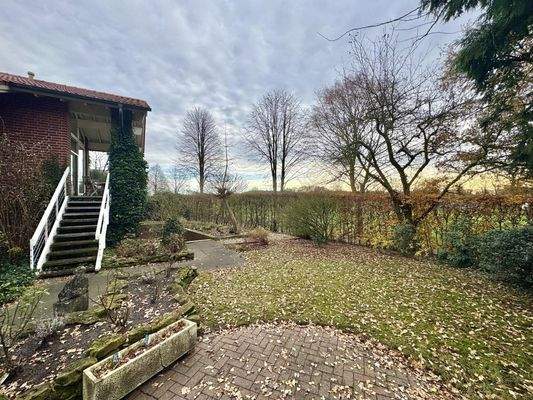 Treppe zur überdachten Terrasse