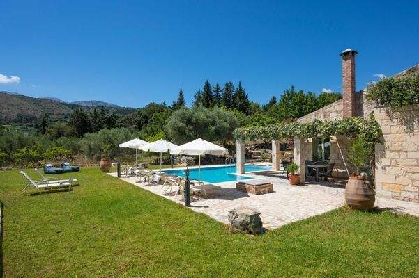 Kreta, Maza: Steinvilla mit beheiztem Pool und Garten in ruhiger Lage zu verkaufen