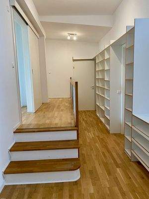 Flur Podest mit integriertem Stauraum