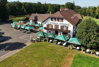 Vorderseite Haupthaus mit Terrasse