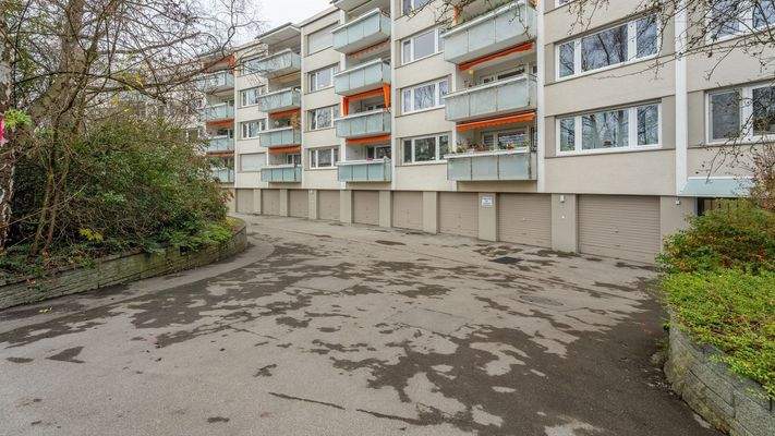 Außenansicht und Garagen