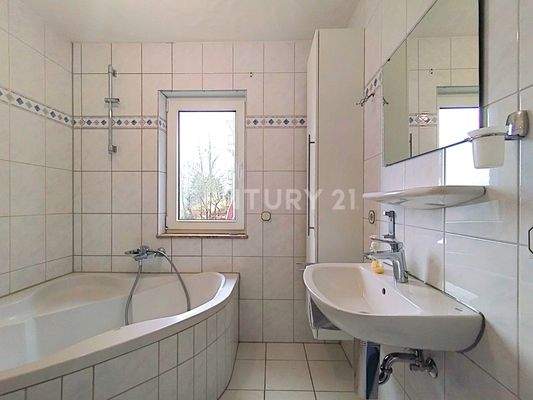 Das helle Badezimmer mit wunderschöner Eckbadewanne