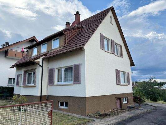 Seitenansicht mit Hofeinfahrt