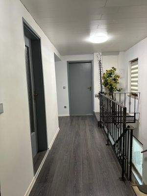 Flur im Obergeschoss mit Zugang zu den Zimmern.jpg