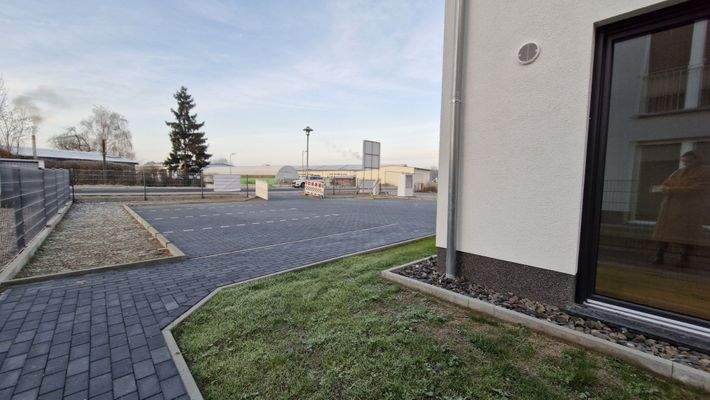 seitliche Ansicht auf Stellplätze