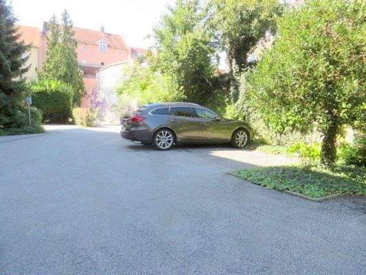 viel Platz im Innenhof für die PKW´s