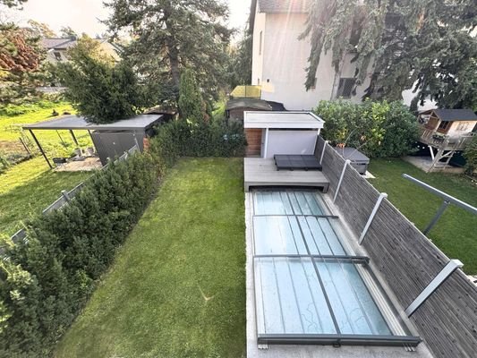 Blick vom Balkon in den Eigengarten mit Pool