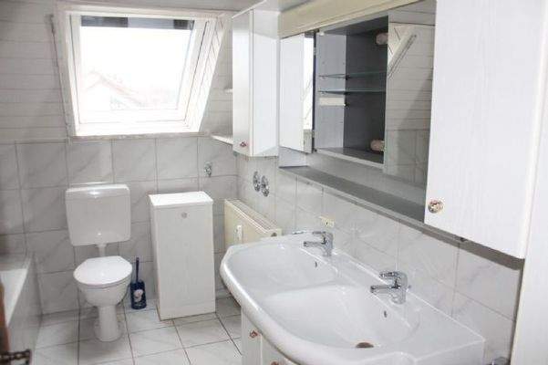 Tageslichtbad mit Wanne und Dusche ...