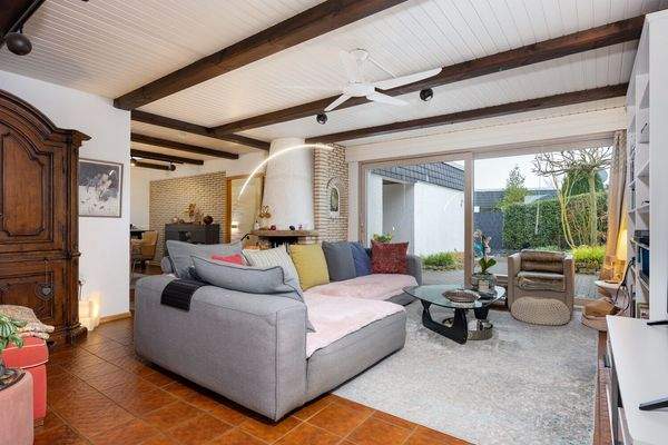 Wohnzimmer mit Blick auf Südterrasse