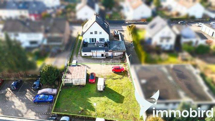 Hausansicht mit GrundstückKopie