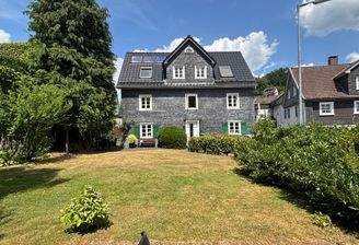 Ansicht Haus mit Garten